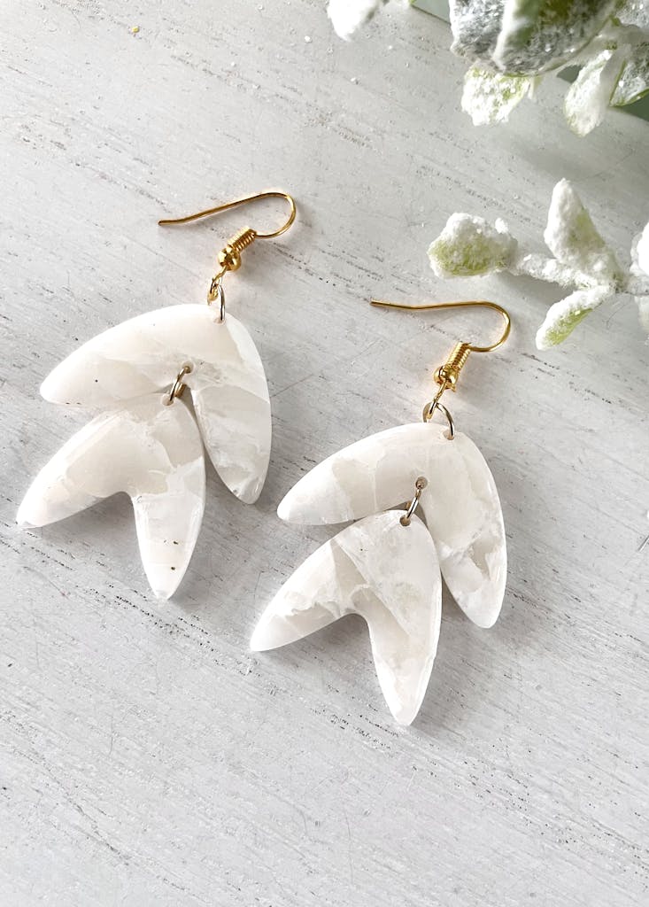 Stylish marble pattern drop earrings with gold hooks, perfect for an elegant touch.